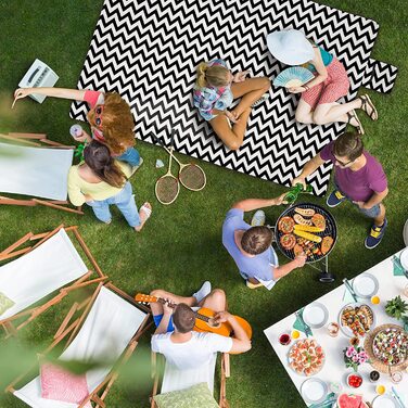 Relaxdays XXL Picknickdecke, 200x300 cm, isoliert, wasserdicht, gemusterte Fleece Stranddecke, Tragegriff, schwarz-weiß