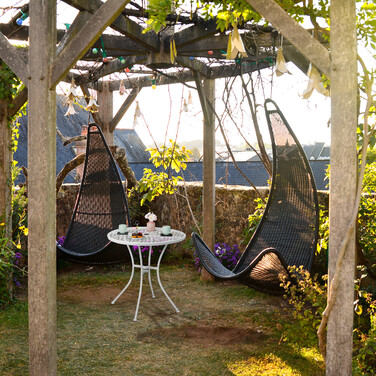 Relaxdays Gartentisch mit Schirmloch