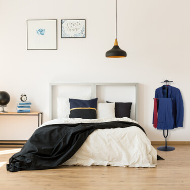 Relaxdays Herrendiener in Schwarz mit Ablage