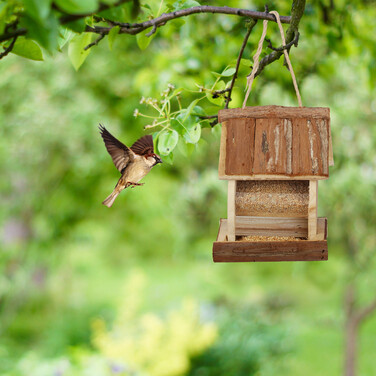 Relaxdays Vogelfutterhaus mit Rindendach