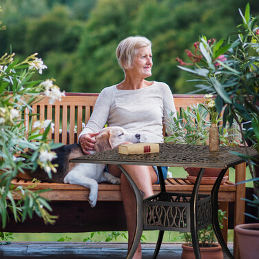 Relaxdays Eckiger Gartentisch mit Schirmloch