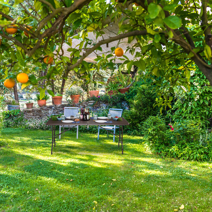 Relaxdays Klappbarer Gartentisch Holzoptik