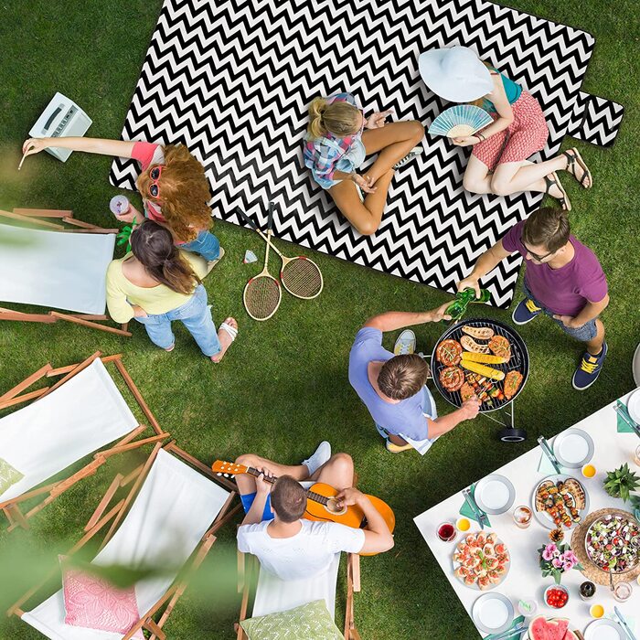 Relaxdays XXL Picknickdecke, 200x300 cm, isoliert, wasserdicht, gemusterte Fleece Stranddecke, Tragegriff, schwarz-weiß